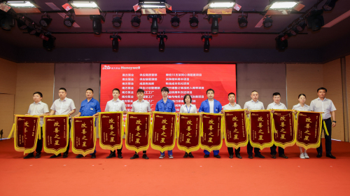颁发锦旗3.jpg