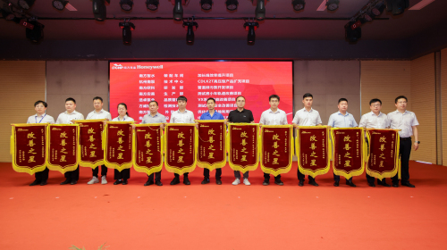 颁发锦旗4.jpg